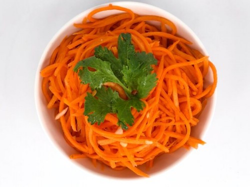 Горячий салат морковные ленточки